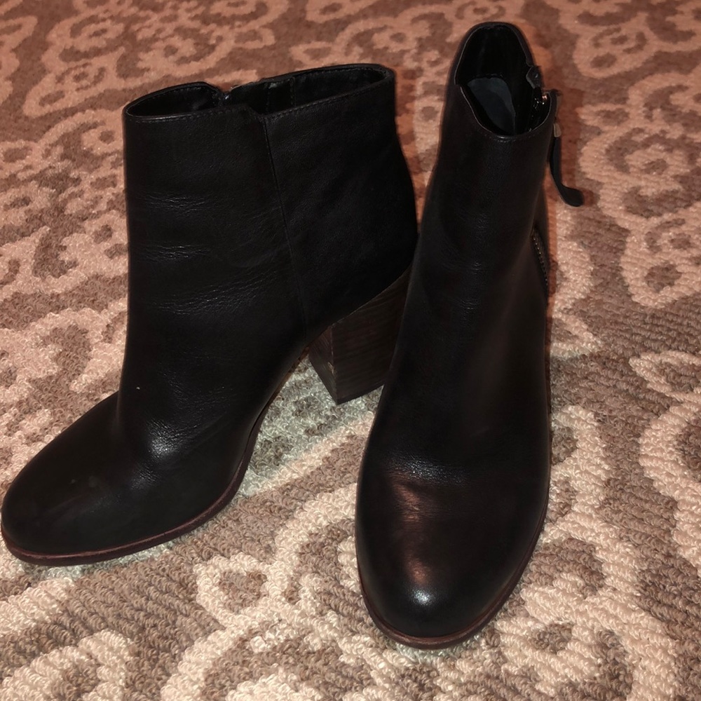 Gianni Bini black zip bootie